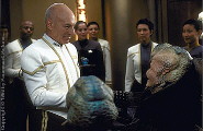 Captain Picard receive a delegation of aliens